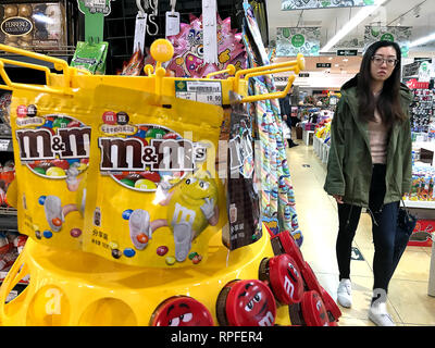 Peking, China. 3 Apr, 2018. American M&M's sind in Peking am 3. April 2018 verkauft. China sagt Ti wird auf alle neuen Handels- Tarife, die von den USA mit Maßnahmen des gleichen Umfang und Intensität reagieren, nach Chinas Botschafter in den Vereinigten Staaten. Peking schlug Tarife auf $ 3 Mrd. von US-Exporten. Quelle: Todd Lee/ZUMAPRESS.com/ZUMA Draht/Alamy leben Nachrichten Stockfoto