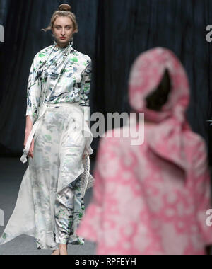 Peking, China. 1 Apr, 2018. Modelle tragen Kleidung von Designer Xiong Ying während der jährlichen China Fashion Week in Peking am 1. April 2018. Eine zunehmende Zahl von chinesischen Modeschöpfer sind internationale Anerkennung für ihre Kreativität und Moderne. Quelle: Todd Lee/ZUMAPRESS.com/ZUMA Draht/Alamy leben Nachrichten Stockfoto