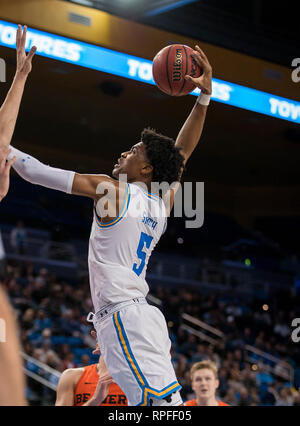 Los Angeles, CA, USA. 21 Feb, 2019. UCLA Bruins Schutzabdeckung (5) Chris Smith Slam Dunks während des Spiels zwischen der Oregon State Beavers vs der UCLA Bruins in Pac-12 Aktion an Pauley Pavillion in Los Angeles, Kalifornien. UCLA besiegt Oregon State 68-67. (Obligatorisch: Juan Lainez/MarinMedia/Cal Sport Media) Credit: Csm/Alamy leben Nachrichten Stockfoto