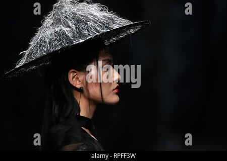 Peking, China. 1 Apr, 2018. Modelle tragen Kleidung von Designer Xiong Ying während der jährlichen China Fashion Week in Peking am 1. April 2018. Eine zunehmende Zahl von chinesischen Modeschöpfer sind internationale Anerkennung für ihre Kreativität und Moderne. Quelle: Todd Lee/ZUMAPRESS.com/ZUMA Draht/Alamy leben Nachrichten Stockfoto