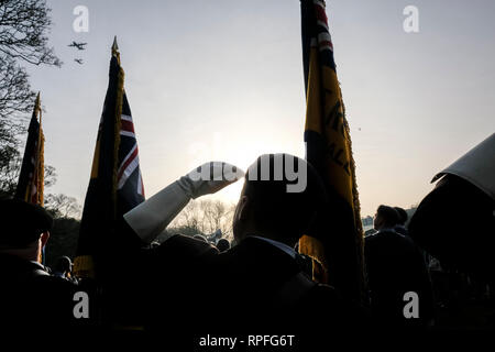 Sheffield, Großbritannien. 22 Feb, 2019. Militärflugzeuge aus Großbritannien und den Vereinigten Staaten ein Flypast in Erinnerung an die Crew der bin ich Amigo' B17 Flying Fortress, die in Endcliffe Park vor 75 Jahren, während gleichzeitig eine Gruppe von Kindern beim Spielen im Park. Die Mitglieder der Royal British Legion beobachtet. Eines dieser Kinder, Tony Foulds, hat in der Folge die Gedenkstätte seit Jahrzehnten jeden Tag gepflegt. Die Flypast wurde von Dan Walker und die BBC angeordnet, nachdem er Tony Foulds im Park getroffen. Quelle: Jeremy Abrahams/Alamy leben Nachrichten Stockfoto