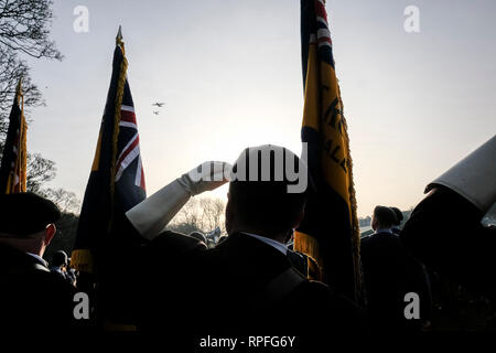 Sheffield, Großbritannien. 22 Feb, 2019. Militärflugzeuge aus Großbritannien und den Vereinigten Staaten ein Flypast in Erinnerung an die Crew der bin ich Amigo' B17 Flying Fortress, die in Endcliffe Park vor 75 Jahren, während gleichzeitig eine Gruppe von Kindern beim Spielen im Park. Die Mitglieder der Royal British Legion beobachtet. Eines dieser Kinder, Tony Foulds, hat in der Folge die Gedenkstätte seit Jahrzehnten jeden Tag gepflegt. Die Flypast wurde von Dan Walker und die BBC angeordnet, nachdem er Tony Foulds im Park getroffen. Quelle: Jeremy Abrahams/Alamy leben Nachrichten Stockfoto