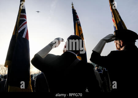 Sheffield, Großbritannien. 22 Feb, 2019. Dakota Flugzeug führt eine Flypast in Erinnerung an die Crew der bin ich Amigo' B17 Flying Fortress, die in Endcliffe Park vor 75 Jahren, während gleichzeitig eine Gruppe von Kindern beim Spielen im Park. Die Mitglieder der Royal British Legion beobachtet. Eines dieser Kinder, Tony Foulds, hat in der Folge die Gedenkstätte seit Jahrzehnten jeden Tag gepflegt. Die Flypast wurde von Dan Walker und die BBC angeordnet, nachdem er Tony Foulds im Park getroffen. Quelle: Jeremy Abrahams/Alamy leben Nachrichten Stockfoto