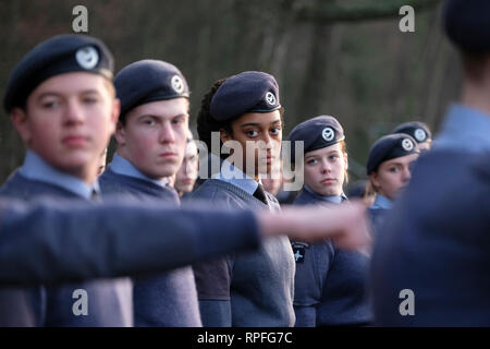 Sheffield, Großbritannien. 22 Feb, 2019. Die Kadetten bereiten sich auf eine Trauerfeier vor der Militärflugzeuge aus Großbritannien und den Vereinigten Staaten ein Flypast in Erinnerung an die Crew der bin ich Amigo' B17 Flying Fortress, die in Endcliffe Park vor 75 Jahren, während gleichzeitig eine Gruppe von Kindern beim Spielen im Park. Eines dieser Kinder, Tony Foulds, hat in der Folge die Gedenkstätte seit Jahrzehnten jeden Tag gepflegt. Die Flypast wurde von Dan Walker und die BBC angeordnet, nachdem er Tony Foulds im Park getroffen. Quelle: Jeremy Abrahams/Alamy leben Nachrichten Stockfoto