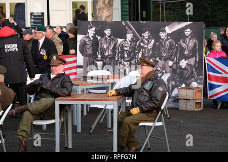 Sheffield, Großbritannien. 22 Feb, 2019. Militärflugzeuge aus Großbritannien und den Vereinigten Staaten ein Flypast in Erinnerung an die Crew der bin ich Amigo' B17 Flying Fortress, die in Endcliffe Park vor 75 Jahren, während gleichzeitig eine Gruppe von Kindern beim Spielen im Park. Eines dieser Kinder, Tony Foulds, hat in der Folge die Gedenkstätte seit Jahrzehnten jeden Tag gepflegt. Die Flypast wurde von Dan Walker und die BBC angeordnet, nachdem er Tony Foulds im Park getroffen. Quelle: Jeremy Abrahams/Alamy leben Nachrichten Stockfoto