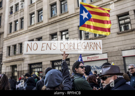 Barcelona, Barcelona, Spanien. 21 Feb, 2019. Eine katalanische Fahne und ein Plakat während des Streiks gesehen. Tausende von Menschen Barcelonas Straßen für den Generalstreik gedrängt haben, die von verschiedenen Gewerkschaften beschworen und die Unterstützung der pro-Unabhängigkeit katalanische politische Gefangene. Demonstranten blockierten Straßen für die ersten Stunden und endete blockieren die Straßen der Zug an der Plaza Catalonia Station. Credit: Victor Serri/SOPA Images/ZUMA Draht/Alamy leben Nachrichten Stockfoto