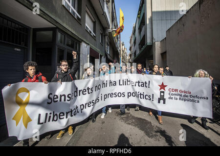 Barcelona, Barcelona, Spanien. 21 Feb, 2019. Demonstranten gesehen halten ein Banner während des Streiks. Tausende von Menschen wurden Barcelonas Straßen für den Generalstreik, die von verschiedenen Gewerkschaften rief überfüllt und die Unterstützung der pro-Unabhängigkeit katalanische politische Gefangene. Demonstranten blockierten Straßen für die ersten Stunden und endete blockieren die Straßen der Zug an der Plaza Catalonia Station. Credit: Victor Serri/SOPA Images/ZUMA Draht/Alamy leben Nachrichten Stockfoto