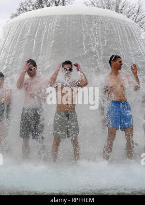 Karlsruhe, Deutschland. 22 Feb, 2019. Besucher der Außenpool unbathing' stand unter einem Wasserpilz bei der Eröffnung der Außenpool. Nach dem städtischen Schwimmbad Unternehmen, das Bad ist die erste Outdoor Pool in Deutschland zurück aus der Winterpause zu berichten. Egal wie kalt es ist: Sie können planschen und schwimmen außerhalb bei einer Wassertemperatur von über 28 Grad bis zum 1.Advent. Das Motto für die diesjährige Saison ist "Wer schwimmen außerhalb fit bleiben". Credit: Uli Deck / dpa/Alamy leben Nachrichten Stockfoto