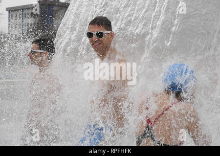 Karlsruhe, Deutschland. 22 Feb, 2019. Besucher der Außenpool unbathing' stand unter einem Wasserpilz bei der Eröffnung der Außenpool. Nach dem städtischen Schwimmbad Unternehmen, das Bad ist die erste Outdoor Pool in Deutschland zurück aus der Winterpause zu berichten. Egal wie kalt es ist: Sie können planschen und schwimmen außerhalb bei einer Wassertemperatur von über 28 Grad bis zum 1.Advent. Das Motto für die diesjährige Saison ist "Wer schwimmen außerhalb fit bleiben". Credit: Uli Deck / dpa/Alamy leben Nachrichten Stockfoto