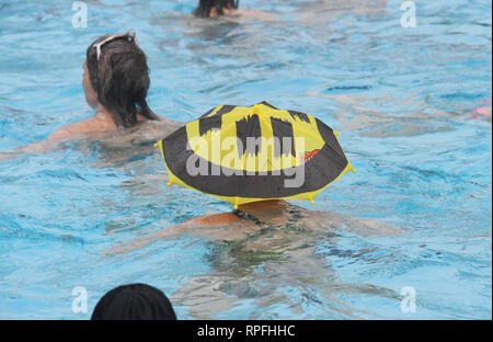 Karlsruhe, Deutschland. 22 Feb, 2019. Die Besucher des Open-air Swimming pool unbathing" durchs Wasser schwimmen im Pool bei der Eröffnung der Open-Air-Swimmingpool. Nach dem städtischen Schwimmbad Unternehmen, das Bad ist die erste Outdoor Pool in Deutschland zurück aus der Winterpause zu berichten. Egal wie kalt es ist: Sie können planschen und schwimmen außerhalb bei einer Wassertemperatur von über 28 Grad bis zum 1.Advent. Das Motto für die diesjährige Saison ist "Wer schwimmen außerhalb fit bleiben". Credit: Uli Deck / dpa/Alamy leben Nachrichten Stockfoto