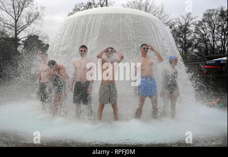 Karlsruhe, Deutschland. 22 Feb, 2019. Besucher der Außenpool unbathing' stand unter einem Wasserpilz bei der Eröffnung der Außenpool. Nach dem städtischen Schwimmbad Unternehmen, das Bad ist die erste Outdoor Pool in Deutschland zurück aus der Winterpause zu berichten. Egal wie kalt es ist: Sie können planschen und schwimmen außerhalb bei einer Wassertemperatur von über 28 Grad bis zum 1.Advent. Das Motto für die diesjährige Saison ist "Wer schwimmen außerhalb fit bleiben". Credit: Uli Deck / dpa/Alamy leben Nachrichten Stockfoto