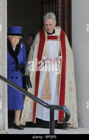 Wellington Barracks, London, UK. 22 Feb, 2019. Ihre Majestät die Königin, der Patron der königlichen Armee Kapläne" Abteilung, so dass die Wachen Kapelle, Wellington Barracks, mit Pfr. Stephen Dunwoody CF, Senior Kaplan Haushalt Division und London. Freitag, 22 Februar, 2019. Credit: Amanda Rose/Alamy leben Nachrichten Stockfoto