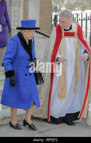 Wellington Barracks, London, UK. 22 Feb, 2019. Ihre Majestät die Königin, der Patron der königlichen Armee Kapläne" Abteilung, so dass die Wachen Kapelle, Wellington Barracks, mit Pfr. Stephen Dunwoody CF, Senior Kaplan Haushalt Division und London. Freitag, 22 Februar, 2019. Credit: Amanda Rose/Alamy leben Nachrichten Stockfoto