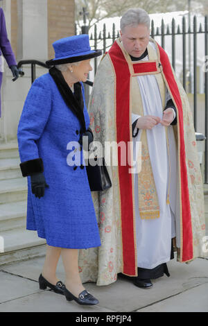 Wellington Barracks, London, UK. 22 Feb, 2019. Ihre Majestät die Königin, der Patron der königlichen Armee Kapläne" Abteilung, so dass die Wachen Kapelle, Wellington Barracks, mit Pfr. Stephen Dunwoody CF, Senior Kaplan Haushalt Division und London. Freitag, 22 Februar, 2019. Credit: Amanda Rose/Alamy leben Nachrichten Stockfoto