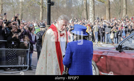 Wellington Barracks, London, UK. 22 Feb, 2019. Menschenmassen versammeln, um zu sehen, Ihre Majestät die Königin, der Patron der königlichen Armee Kapläne" Abteilung, so dass die Wachen Kapelle, Wellington Barracks, mit Pfr. Stephen Dunwoody CF, Senior Kaplan Haushalt Division und London. Freitag, 22 Februar, 2019. Credit: Amanda Rose/Alamy leben Nachrichten Stockfoto