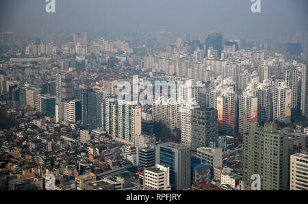 Seoul, Südkorea. 22 Feb, 2019. Foto am 13.02.22, 2019 zeigt die Gebäude in Smog in Seoul, Südkorea, ummantelte genommen. Credit: Wang Jingqiang/Xinhua/Alamy leben Nachrichten Stockfoto