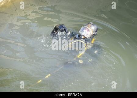 London, Großbritannien. 22 Feb, 2019. Met Polizei Taucher suchen Pontoon Dock in East London. Credit: Claire Doherty/Alamy leben Nachrichten Stockfoto