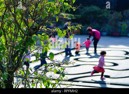 Fuzhou, Provinz Fujian in China. 22 Feb, 2019. Kinder haben Spaß an der Wushan scenic Spot in Fuzhou, Stadt im Südosten der chinesischen Provinz Fujian, Feb 22, 2019. Credit: Wei Peiquan/Xinhua/Alamy leben Nachrichten Stockfoto