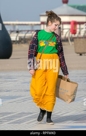 Blackpool, Lancashire. 22. Februar, 2019. UK Wetter. Mode basisversicherung unter blauem Himmel und Sonnenschein mit Rekordtemperaturen erwartet. Extreme Wetterereignisse sind im Einklang mit dem, was wir von einem sich verändernden Klima erwarten. Credit: MWI/AlamyLiveNews Credit: MediaWorldImages/Alamy leben Nachrichten Stockfoto