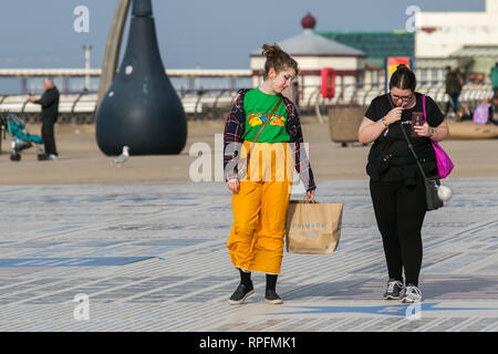 Blackpool, Lancashire. 22. Februar, 2019. UK Wetter. Mode basisversicherung unter blauem Himmel und Sonnenschein mit Rekordtemperaturen erwartet. Extreme Wetterereignisse sind im Einklang mit dem, was wir von einem sich verändernden Klima erwarten. Credit: MWI/AlamyLiveNews Credit: MediaWorldImages/Alamy leben Nachrichten Stockfoto