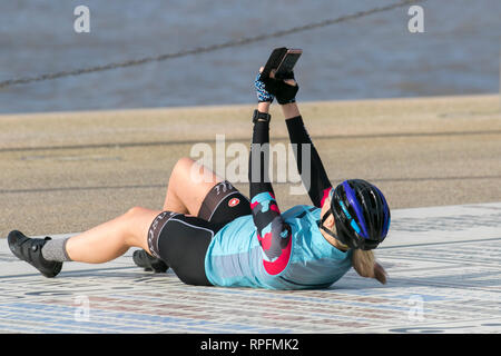 Blackpool, Lancashire. 22. Februar, 2019. UK Wetter. Selfie in Shorts, blauer Himmel und Sonnenschein mit Rekordtemperaturen erwartet. Extreme Wetterereignisse sind im Einklang mit dem, was wir von einem sich verändernden Klima erwarten. Credit: MWI/AlamyLiveNews Credit: MediaWorldImages/Alamy leben Nachrichten Stockfoto