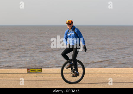 Blackpool, Lancashire. 22. Februar, 2019. UK Wetter. Blauer Himmel und Sonnenschein mit Rekordtemperaturen erwartet. Extreme Wetterereignisse sind im Einklang mit dem, was wir von einem sich verändernden Klima erwarten. Credit: MWI/AlamyLiveNews Credit: MediaWorldImages/Alamy leben Nachrichten Stockfoto