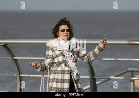 Blackpool, Lancashire. 22. Februar, 2019. UK Wetter. Blauer Himmel und Sonnenschein mit Rekordtemperaturen erwartet. Extreme Wetterereignisse sind im Einklang mit dem, was wir von einem sich verändernden Klima erwarten. Credit: MWI/AlamyLiveNews Credit: MediaWorldImages/Alamy leben Nachrichten Stockfoto