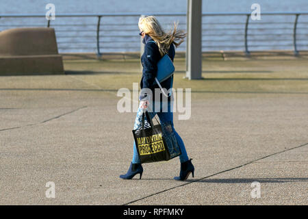 Blackpool, Lancashire. 22. Februar, 2019. UK Wetter. Blauer Himmel und Sonnenschein mit Rekordtemperaturen erwartet. Extreme Wetterereignisse sind im Einklang mit dem, was wir von einem sich verändernden Klima erwarten. Credit: MWI/AlamyLiveNews Credit: MediaWorldImages/Alamy leben Nachrichten Stockfoto