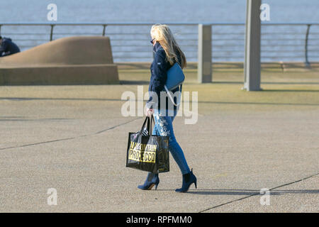 Blackpool, Lancashire. 22. Februar, 2019. UK Wetter. Blauer Himmel und Sonnenschein mit Rekordtemperaturen erwartet. Extreme Wetterereignisse sind im Einklang mit dem, was wir von einem sich verändernden Klima erwarten. Credit: MWI/AlamyLiveNews Credit: MediaWorldImages/Alamy leben Nachrichten Stockfoto