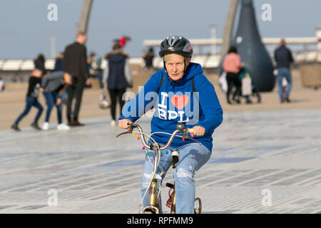 Blackpool, Lancashire. 22. Februar, 2019. UK Wetter. Blauer Himmel und Sonnenschein mit Rekordtemperaturen erwartet. Extreme Wetterereignisse sind im Einklang mit dem, was wir von einem sich verändernden Klima erwarten. Credit: MWI/AlamyLiveNews Credit: MediaWorldImages/Alamy leben Nachrichten Stockfoto