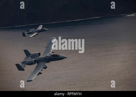 Zwei US Air Force A-10 Thunderbolt II Warzenschwein Flugzeug bis zur 442Nd Fighter Wing fliegen über dem Pazifischen Ozean aus der Hawaiianischen Inseln während escort Training mit dem Marine Medium Tiltrotor Squadron 268, Februar 21, 2019 in Hawaii zugewiesen. Stockfoto