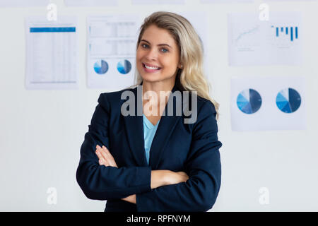 Portrait von Lachen deutsche Geschäftsfrau mit blonden Haaren im Büro der Firma Stockfoto
