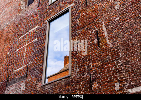 Sehr altes Mauerwerk aus rotem Backstein. Wand mit Gips abgefallen