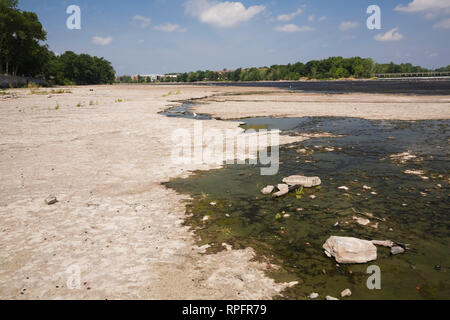 Die Mille-Iles Fluss mit einem niedrigen Wasserstand während einer Zeit der Dürre im Sommer, Terrebonne, Lanaudiere, Quebec, Kanada Stockfoto