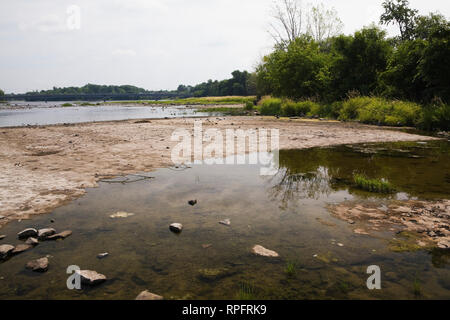 Die Mille-Iles Fluss mit einem niedrigen Wasserstand während einer Zeit der Dürre im Sommer, Laval, Quebec, Kanada Stockfoto