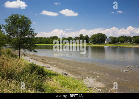 Die Mille-Iles Fluss mit einem niedrigen Wasserstand während einer Zeit der Dürre im Sommer, Laval, Quebec, Kanada Stockfoto