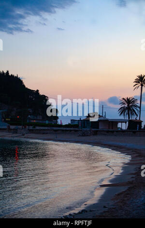 Einen Sandstrand am Meer in der Dämmerung mit einem blauen Himmel im Hintergrund. Ruhe und Frieden Konzept in den Urlaub Stockfoto