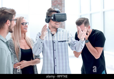 Junger Arzt gerade männliche im VR-Brille Stockfoto