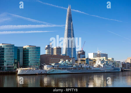 Das Schlachtschiff HMS Belfast günstig auf der Themse am Southwark London mit dem Shard Gebäude im Hintergrund auf die Skyline von London Stockfoto