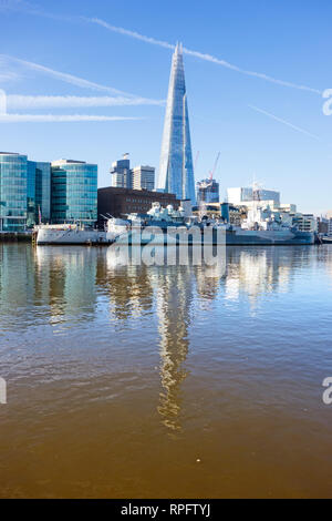 Das Schlachtschiff HMS Belfast günstig auf der Themse am Southwark London mit dem Shard Gebäude im Hintergrund auf die Skyline von London Stockfoto