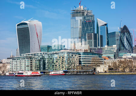 Skyline von London über die Themse in die City von London mit seinen vielen modernen neuen Gebäude und Büros Stockfoto