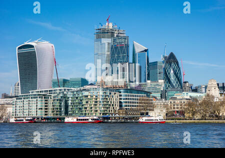 Skyline von London über die Themse in die City von London mit seinen vielen modernen neuen Gebäude und Büros Stockfoto