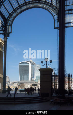 Ansicht der Stadt von London von Hay's Galleria Einkaufspassage am Südufer der Themse London England Stockfoto