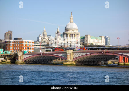 Blackfriars Bridge über die Themse in London mit roten Londoner Busse, die über es und ein Blick auf die St. Paul's Cathedral mit blauer Himmel Stockfoto