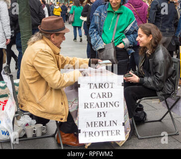 Mann tun Tarot Karte Messwert für eine Frau in London, England, Großbritannien Stockfoto