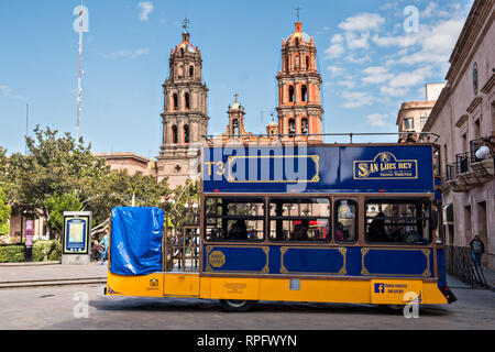 Ein malerisches Doppel decked Tour Bus übergibt die barocke Fassade der Kathedrale von San Luis Potosi in der Altstadt an der Plaza de Armas in der Hauptstadt des Bundesstaates San Luis Potosi, Mexiko. Auch als der San Luis Potosi Metropolitan Cathedral bekannt, es ist das wichtigste Denkmal in dem Zustand und der ersten barocken Gebäude im Jahr 1670 auf dem Gelände einer Pfarrkirche, die erstmals in 1593 gebaut gebaut. Stockfoto