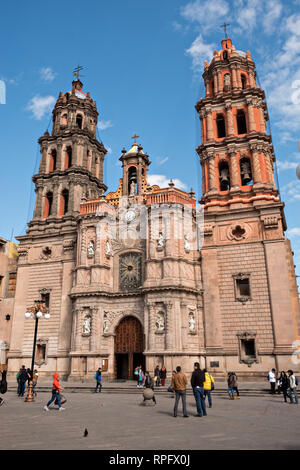 Die barocke Fassade der Kathedrale von San Luis Potosi in der Altstadt an der Plaza de Armas in der Hauptstadt des Bundesstaates San Luis Potosi, Mexiko. Auch als der San Luis Potosi Metropolitan Cathedral bekannt, es ist das wichtigste Denkmal in dem Zustand und der ersten barocken Gebäude im Jahr 1670 auf dem Gelände einer Pfarrkirche, die erstmals in 1593 gebaut gebaut. Stockfoto