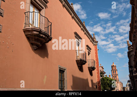 Blick auf die Kathedrale von San Luis Potosi, Francisco Madero Straße im historischen Zentrum an der Plaza de Armas in der Hauptstadt des Bundesstaates San Luis Potosi, Mexiko. Auch als der San Luis Potosi Metropolitan Cathedral bekannt, es ist das wichtigste Denkmal in dem Zustand und der ersten barocken Gebäude im Jahr 1670 auf dem Gelände einer Pfarrkirche, die erstmals in 1593 gebaut gebaut. Stockfoto