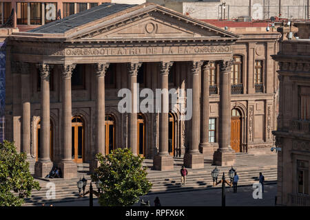 Ansicht des Teatro de la Paz oder Theater des Friedens in der Altstadt an der Plaza del Carmen in der Hauptstadt des Bundesstaates San Luis Potosi, Mexiko. Das Gebäude wurde von dem Architekten Jose Noriega mit französischen Einflüssen und neoklassischen Stil gebaut, mit seiner Fassade in rosa Steinbruch im Jahre 1894. Stockfoto