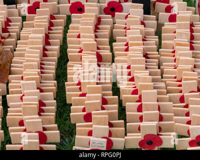 Viele Kreuze und andere Ehrungen auf der Westminster Abbey Feld der Erinnerung, London, UK, in Erinnerung an die im ersten Weltkrieg gefallenen Eins und Zwei. Stockfoto